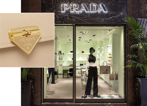 Prada, Galleria Cavour, 1N, Bologna BO, Telefono +39 051 745 